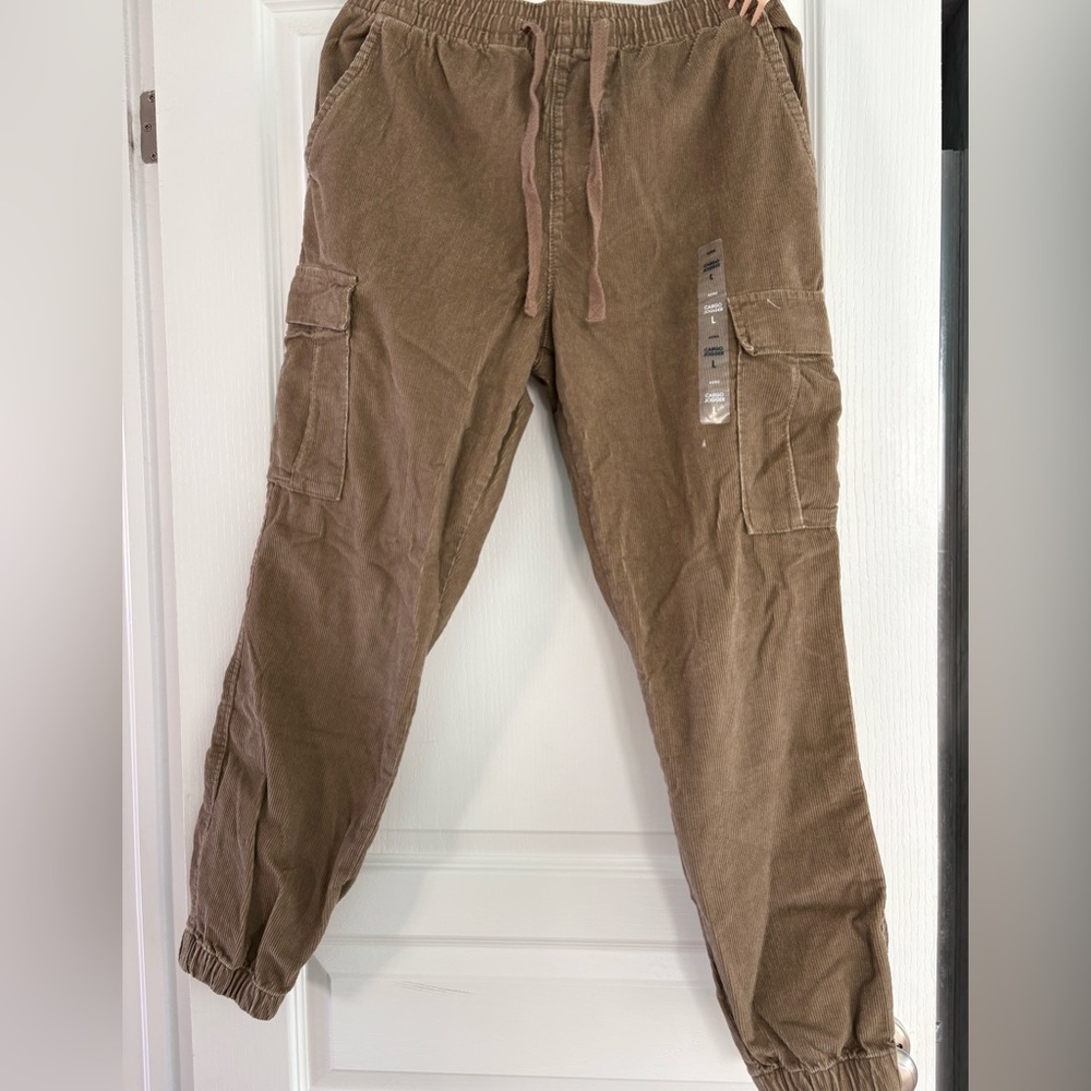 Men’s Aeropostale corduroy utility cargo pants. Size L